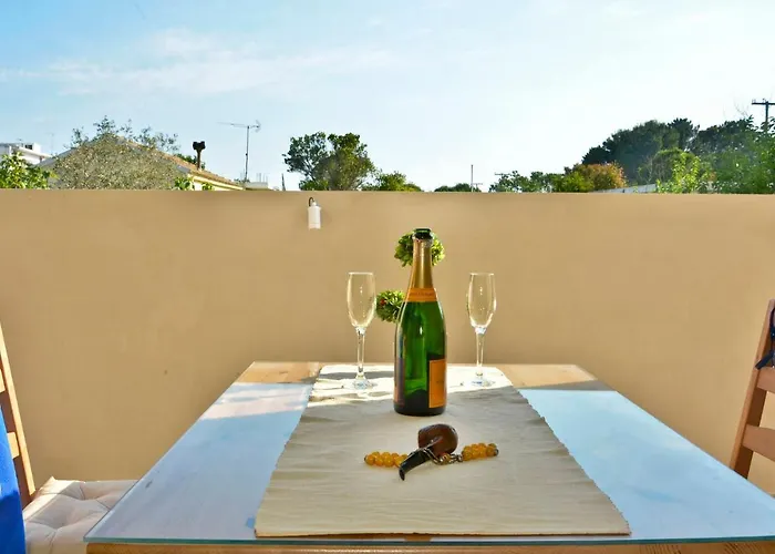 Stylish Privet Poolside Nyaraló