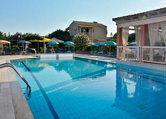 Stylish Privet Poolside Nyaraló