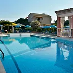 Stylish Privet Poolside Ferienhaus