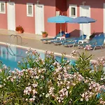 Stylish Privet Poolside Ferienhaus