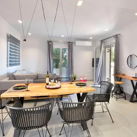 Stylish Privet Poolside Vakantiehuis