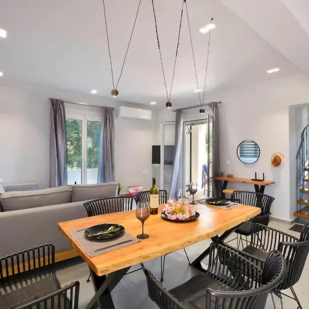 Stylish Privet Poolside Vakantiehuis Agios Georgios (Corfu)