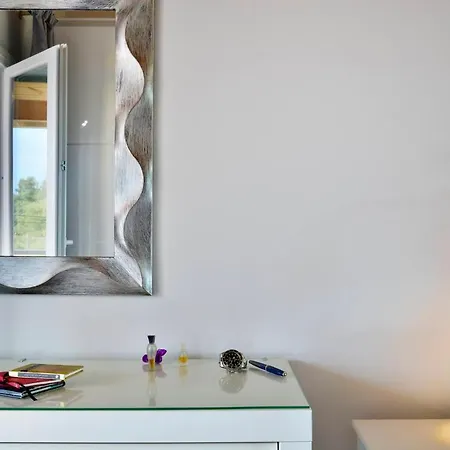 Stylish Privet Poolside Vakantiehuis