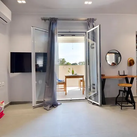 Stylish Privet Poolside *