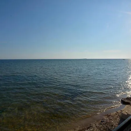 Stylish Privet Poolside Casa de Férias