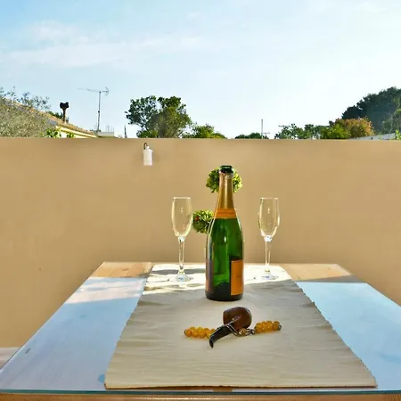 Stylish Privet Poolside Vakantiehuis