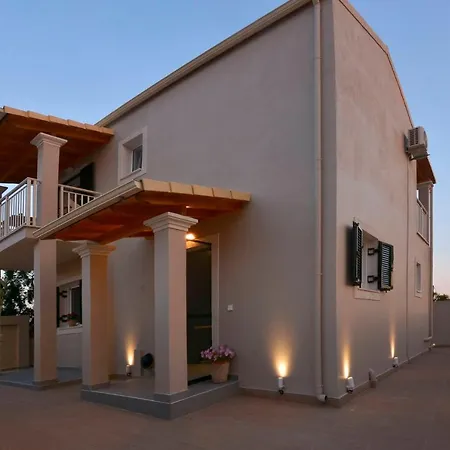 Ferienhaus Stylish Privet Poolside *